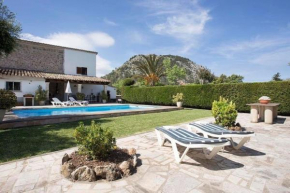 Traditional Majorcan villa by Renthousing